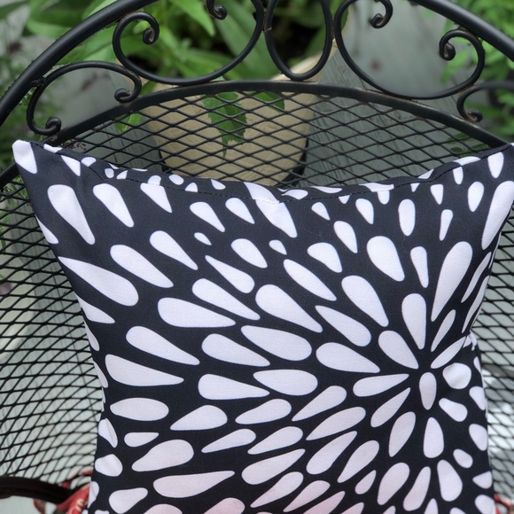 Outdoor & Indoor ‘Raindrops’ Pillow. Pre-stuffed. - Picture 2 of 8